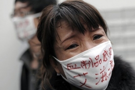Protesty proti nakaženým krevním konzervám v Číně.